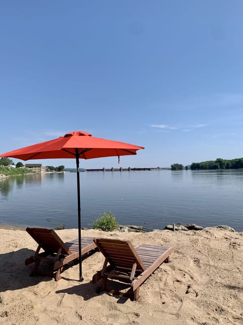 Beach nearby, sun loungers, beach towels