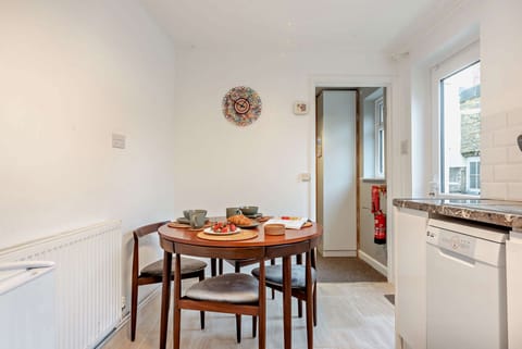 The Old Sweet Shop Kitchen/Diner - StayCotswold