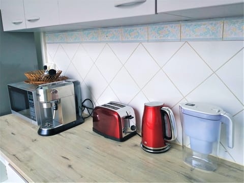 Microwave, oven, dishwasher, coffee/tea maker