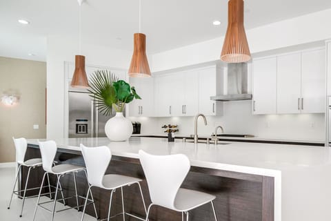 Fully equipped gourmet kitchen