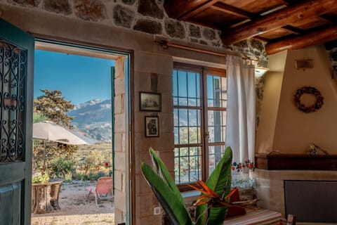 Breathtaking Mountain Views – Stunning natural scenery around the property.