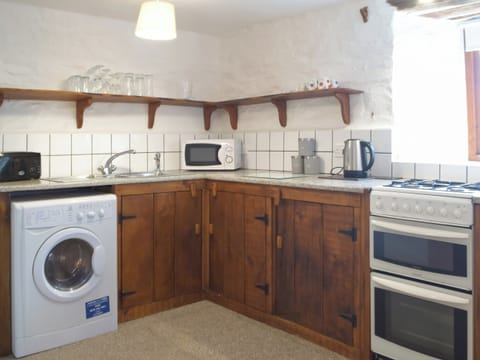 Kitchen | Ty Ceffylau - Cwmiar Holiday Cottages, Llanllwni