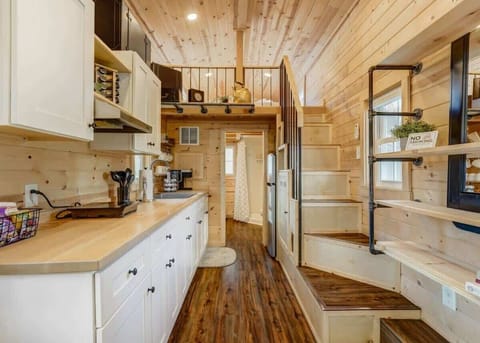 Enjoy the convenience of our well-equipped kitchenette, providing everything you need for a comfortable and satisfying stay.