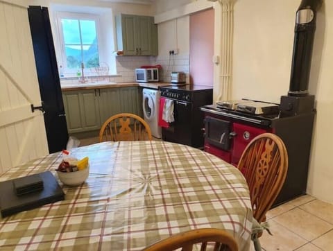 Cottage kitchen with dining table