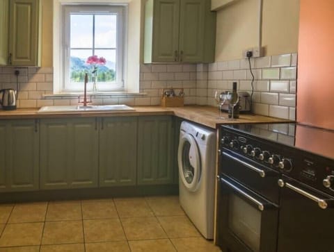Cottage kitchen with cooker, washing machine, dishwasher and fridge freezer