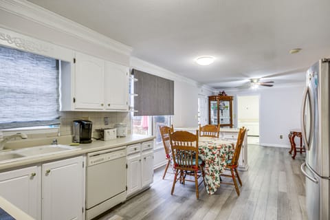 Fridge, stovetop, coffee/tea maker, toaster