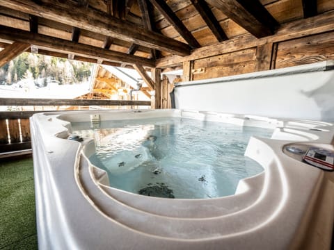 Indoor spa tub