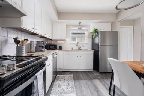 Fully Furnished Eat-In Kitchen