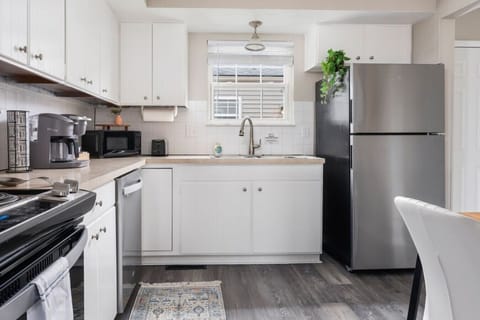 Fully Furnished Eat-In Kitchen