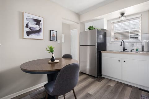 Fully Furnished Eat-In Kitchen