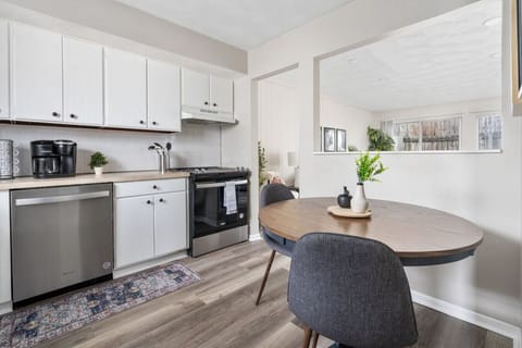 Fully Furnished Eat-In Kitchen
