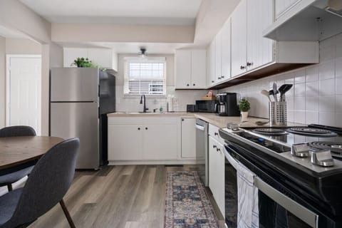 Fully Furnished Eat-In Kitchen