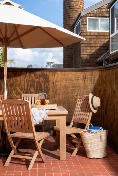 The outdoor dinning table comfortably accommodates 6 people and has a market umbrella