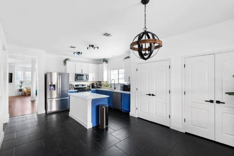 Fully equipped kitchen equipped with microwave, stove, oven, fridge, coffee machine, complimentary coffee, toaster, and more. 🍽️