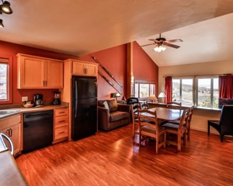 Private kitchen | Microwave, oven, stovetop, dishwasher