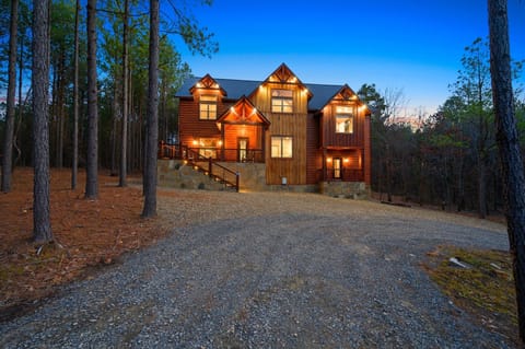 Welcome to Chaha Pines Lodge! 5 bedroom 5.5 bath - Sleeps 18!