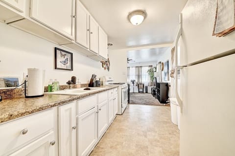 Fridge, oven, stovetop, coffee/tea maker