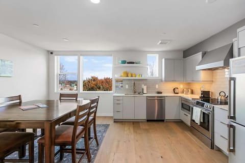 Building Lobby & Kitchen