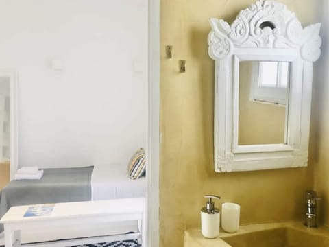 Casa Evriali: a seafront 1st floor studio in Naoussa, Paros - the bathroom