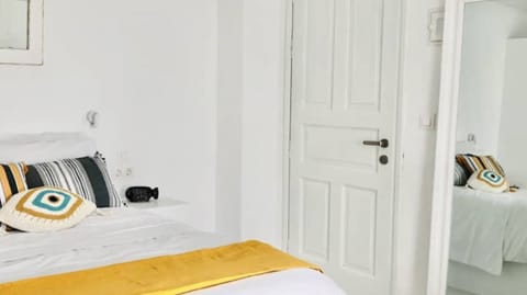 Casa Evriali: a seafront 1st floor studio in Naoussa, Paros - the entrance