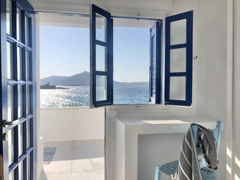 Casa Phorkys: 3 independent seafront studios - grounf floor work station