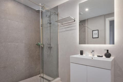 Combined shower/tub, eco-friendly toiletries, hair dryer, towels