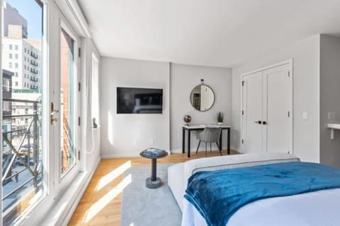 Luxe Studio with Charming Juliet Balcony House in Roosevelt Island