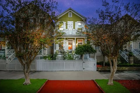 We welcome you to the captivating charm of Galveston's Historic District!