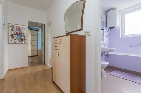 Combined shower/tub, hair dryer, towels