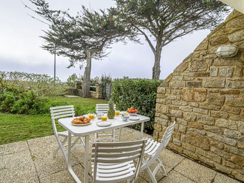 Building, Daytime, Property, Sky, Water, Plant, Window, Swimming Pool, Tree, Urban Design