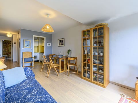 Building, Daytime, Property, Sky, Water, Plant, Window, Swimming Pool, Tree, Urban Design