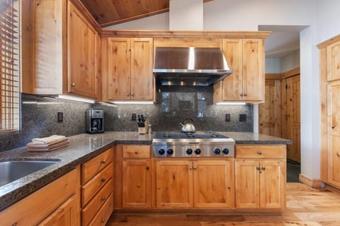 12465 Lookout Loop Truckee CA-print-003-010-Interior-3248x2168-300dpi