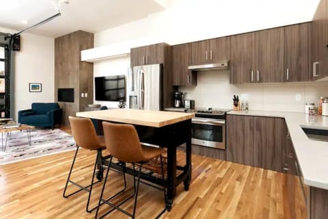 All Clad pots and pans, Heinkle knives and plenty of dishes for cooking