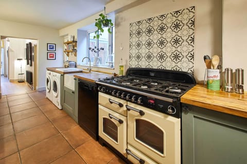 Emerald Beach House, Saltburn-by-the-Sea - Host & Stay