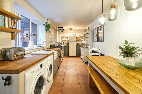 Emerald Beach House, Saltburn-by-the-Sea - Host & Stay