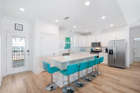 007 Hello Sunshine Kitchen Island Eating Area