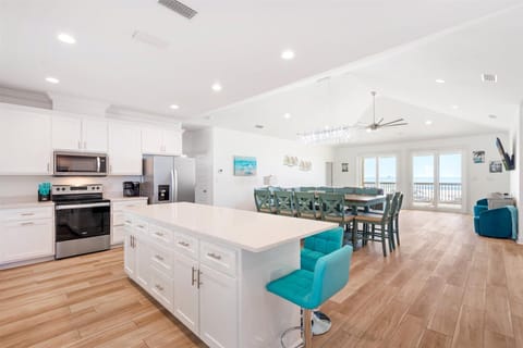 005 Hello Sunshine Fully Equipped Kitchen