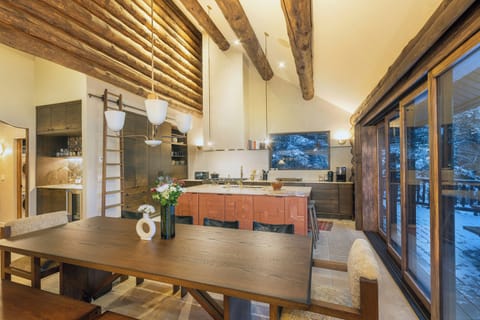 3.4-peaceful-easy-feeling-mountain-village-dining-room2