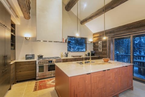 3.2-peaceful-easy-feeling-mountain-village-kitchen1