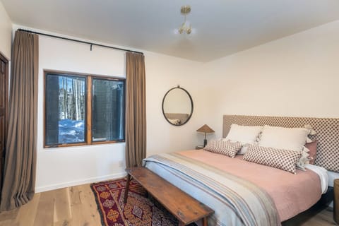 8-peaceful-easy-feeling-mountain-village-guest-suite2