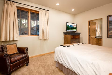 Indoors, Furniture, Living Room, Screen, Home Decor