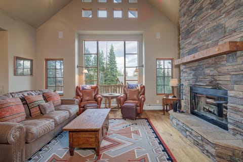 Home Decor, Furniture, Indoors, Living Room, Fireplace