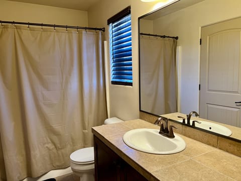 Combined shower/tub, hair dryer, towels