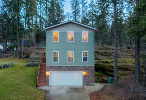 Welcome to Rocky Ridge Retreat, our cozy home by the Spokane River in Post Falls, Idaho. We are close to everything you want to experience, and only 10 miles to Coeur d’Alene and 25 miles to Silverwood Theme Park.