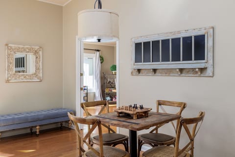 Enjoy your culinary delights in this comfortable extra table.