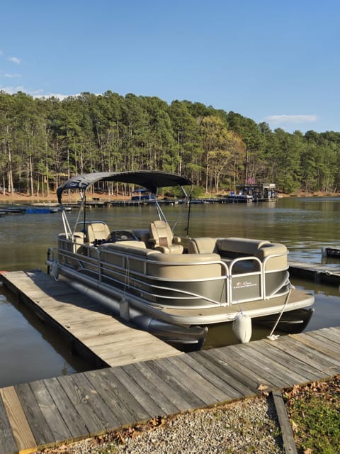 24-foot Sun Tracker pontoon with 115 HP 4 stroke motor. Available to rent.