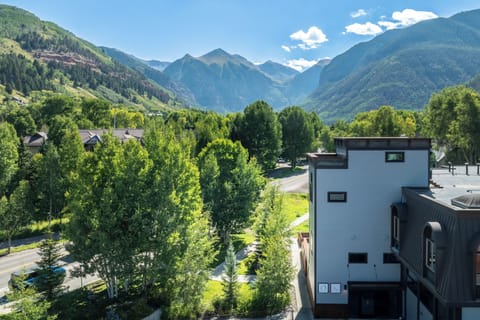 Perfect location at walking distance to downtown Telluride and skiing
