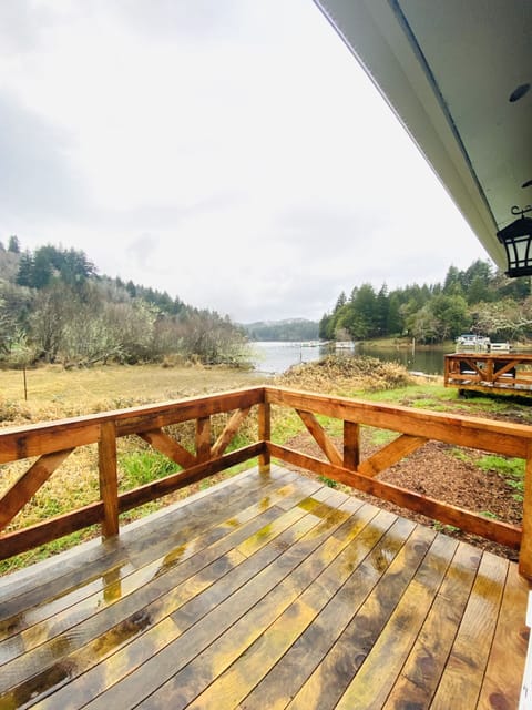 A glimpse of the lake