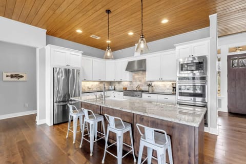 Fully stocked kitchen!