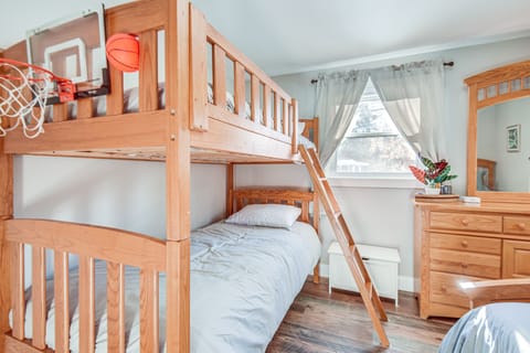 4 bedrooms, iron/ironing board, travel crib, internet